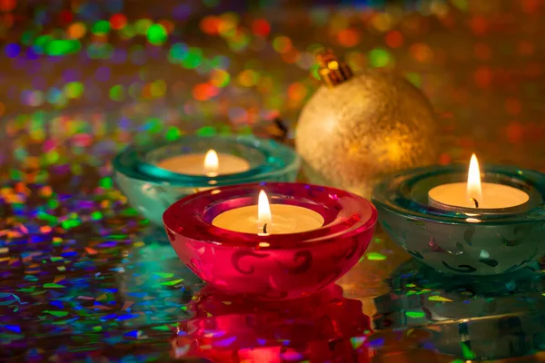 Velas Decorativas Bola Navidad Sobre Fondo Borroso Color — Foto de Stock