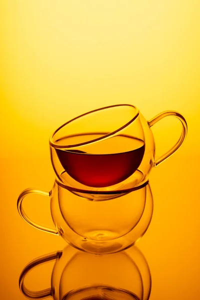 Чашка Крепкого Чая Пустой Чашке Наполненной Желтым Золотом — стоковое фото