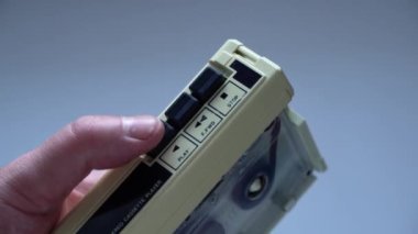 Analog oynatıcıda retro kaset çalarken parmak düğmeleri