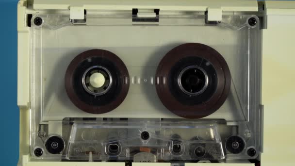 アナログオーディオプレーヤーで磁気テープとレトロなオーディオカセット — ストック動画