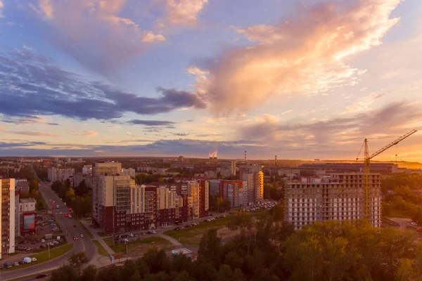 夏季日落时分的空中城市景观和平景观 — 图库照片