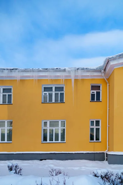 Винтажный Желтый Дом Мороженое Свисают Крыши Зимой — стоковое фото