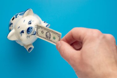 El domuz kumbarasını yüz dolarlık oyuncaklarla besliyor.