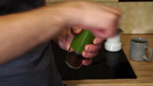 男は台所で機械的なコーヒーグラインダーでコーヒー豆を挽く — ストック動画