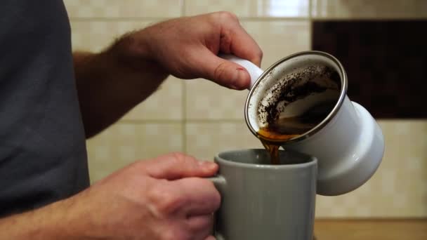 Homem Derramando Café Natural Quente Panela Café Branco Uma Caneca — Vídeo de Stock