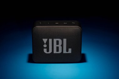 Müzik dinlemek için JBL 'den modern taşınabilir bluetooth hoparlörü