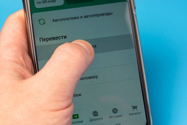 Hand, akıllı telefon uygulamasında banka havalesi için para seçer, modern nakit ödeme