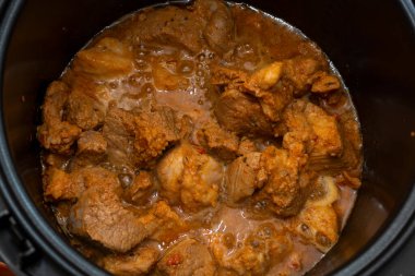 İtalyan baharatlı lezzetli et çoklu pişirme makinesinde pişirilir.