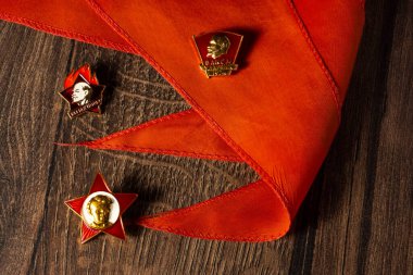 Sovyet öncülerinin ve komsomol 'un öncü kravatında Lenin' in portresi olan rozetleri.