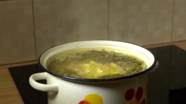 Tavuk çorbası ağır çekimde sebzelerle kaynıyor.