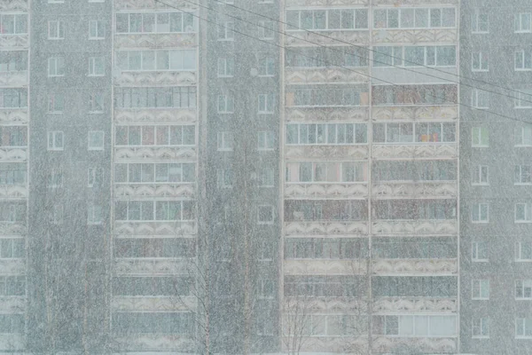Fenster Eines Mehrfamilienhauses Sind Bei Schneesturm Der Stadt Kaum Sichtbar — Stockfoto