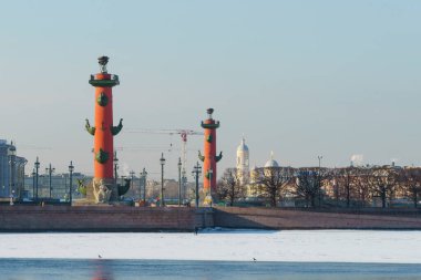 Kış günü St. Petersburg 'da görkemli Rostral sütunları