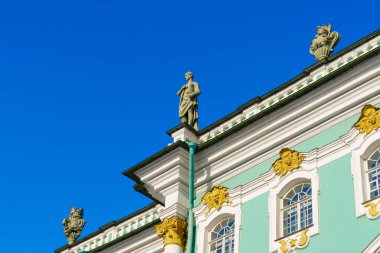 St. Petersburg 'daki Hermitage Müzesi' nin çatısında heykeller ve heykeller