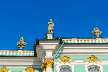 St. Petersburg 'daki Hermitage Müzesi' nin çatı korkuluklarında sanat heykelleri