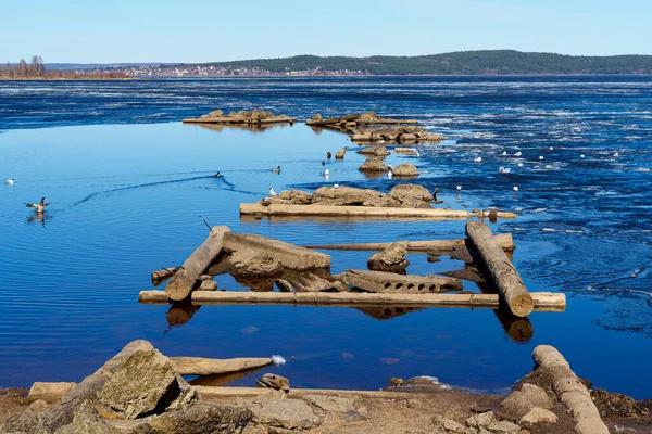 Pozostałości Starego Rozbitego Drewnianego Molo Jeziorze Topniejące Lodu Wiosennym Krajobrazie — Zdjęcie stockowe