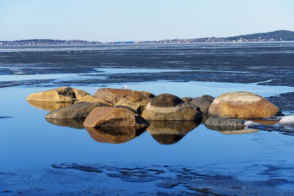 Landschap Met Stenen Steken Uit Van Kalme Baai Water Ijs — Stockfoto