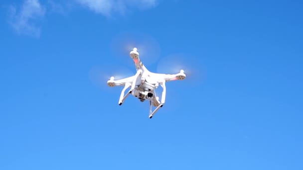 Quadrocopter Mit Kamera Schwebt Zeitlupe Blauen Sonnigen Himmel — Stockvideo