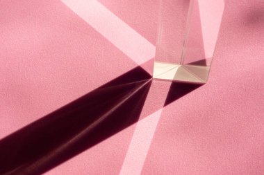 Işığın düz geometrik şekilleri ve pembe üzerindeki soyutlama gölgeleri