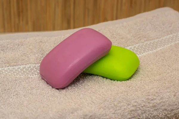 Dwie Sztabki Pachnącego Mydła Ręczniku Frotte — Zdjęcie stockowe