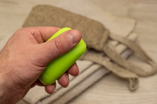 Bit Tvål Handen Bakgrunden Frotté Handduk Och Tvättlapp — Stockfoto