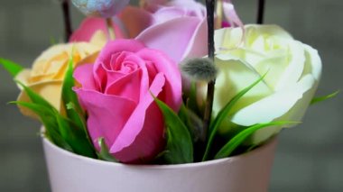 Çiçeklerin durgun yaşamının ayrıntıları, yavaş çekimde dönen söğüt dalları