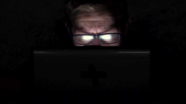 Expressões Faciais Homem Com Óculos Laptop Escuro Câmera Lenta — Vídeo de Stock