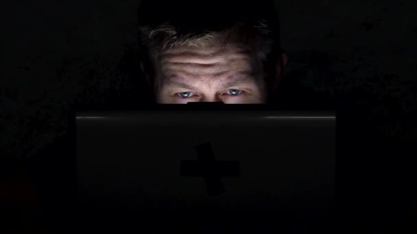 Close Homem Coçar Cabeça Quarto Escuro Trabalhando Com Laptop Câmera — Vídeo de Stock