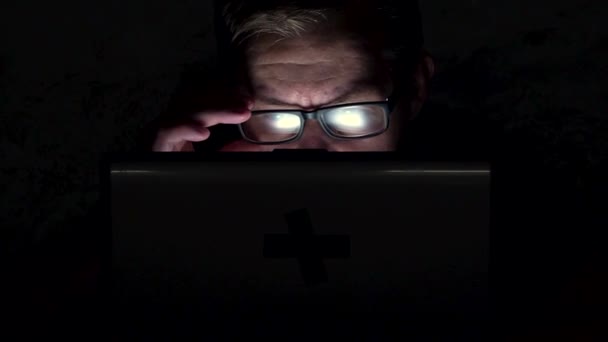 Mann Laptop Bildschirm Hebt Zeitlupe Und Setzt Seine Brille — Stockvideo