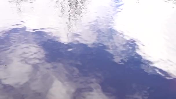 Reflexão Serena Nuvens Brancas Água Calma Com Ondulações Câmera Lenta — Vídeo de Stock