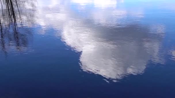 Panorama Rallentatore Del Paesaggio Nuvoloso Riflessione Acqua Lago Nel Paesaggio — Video Stock