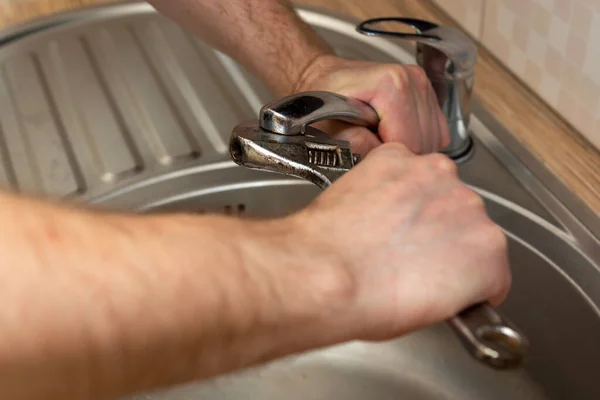 Fabbro Stringe Rubinetto Dell Acqua Cucina Con Chiave Regolabile Durante — Foto Stock