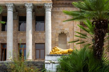 Gagra 'da sütunları olan antik kış tiyatrosunun altın aslan heykeli