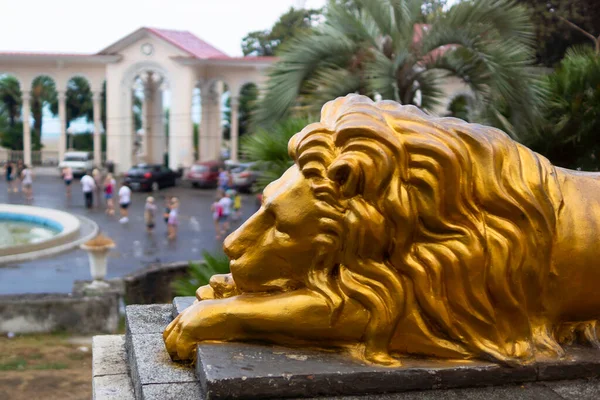 Escultura León Dorado Rotonda Paseo Marítimo Con Turistas Gagra —  Fotos de Stock