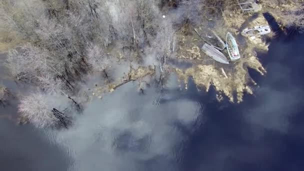 空中飛行船と氾濫した湖の海岸の概要を傾斜で戻る — ストック動画