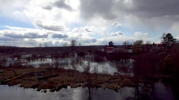 春天的村庄和被洪水淹没的湖岸的空中景观 — 图库视频影像