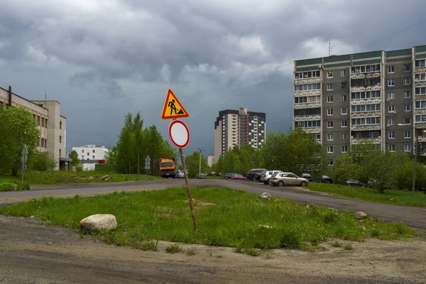 Thunderclouds Över Ett Dåligt Sovdistrikt Och Grusvägskäl Petrozavodsk Stad — Stockfoto