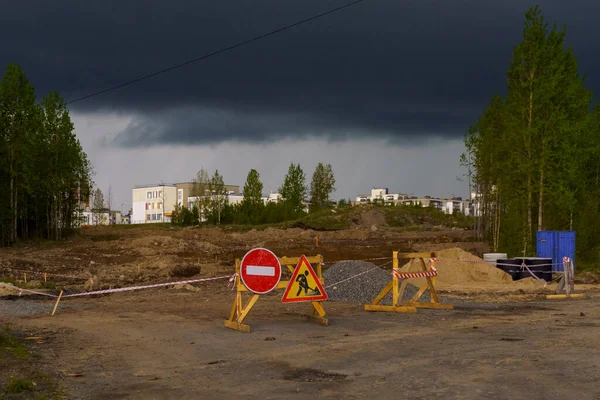 Camino Cerrado Para Trabajos Reparación Las Afueras Ciudad Nubes Tormenta — Foto de Stock