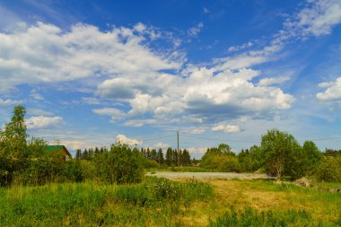 Yazın köy evinin inşaatı tarladaki temellerden başladı.