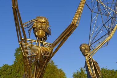 Petrozavodsk şehrinin yükselen güneş ışınlarına demir seine atan demir balıkçılarının portresi