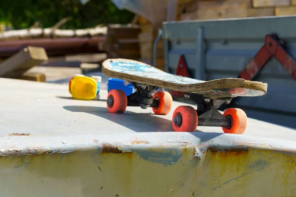 Alte Schäbige Kinder Skateboard Auf Der Motorhaube Von Alten Auto — Stockfoto