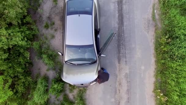 男は田舎道で車を修理し 飛行機で空中からの眺め — ストック動画