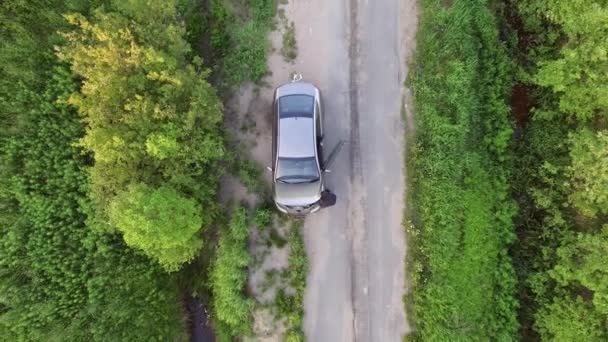 Вид Воздуха Летать Человека Ремонт Автомобиля Открытым Капюшоном Стороне Сельской — стоковое видео