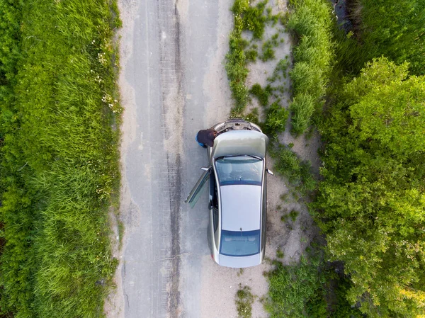 Homem Repara Carro Com Seu Capô Aberto Estrada País Dia — Fotografia de Stock