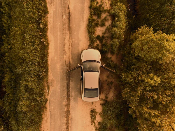 Vista aérea no carro com portas abertas fica no lado da estrada de campo — Fotografia de Stock