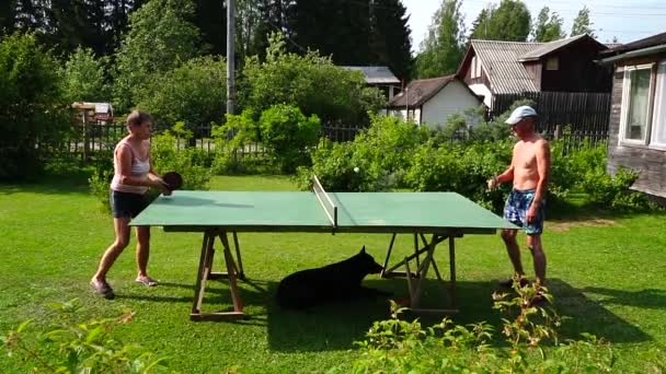 Relaxed Elderly Spouses Play Ping Pong Garden Backyard Slow Motion — Stock Video