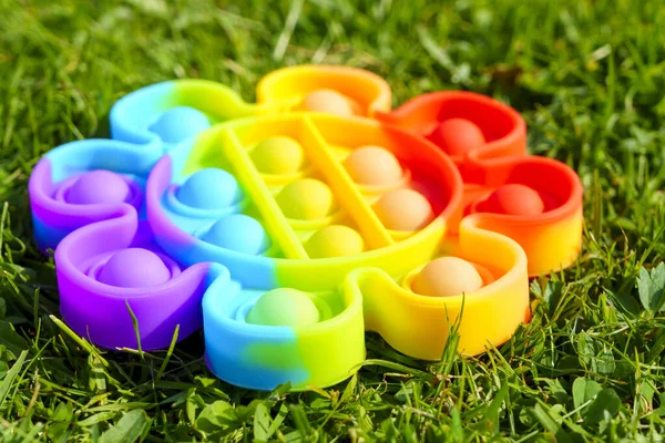 Elastische Unebene Stress Spielzeug Pop Für Kinder Auf Grünem Gras — Stockfoto