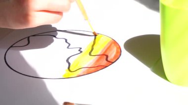 Bir fırça boyasıyla suluboya ile Dünya yavaş çekimde çiziliyor