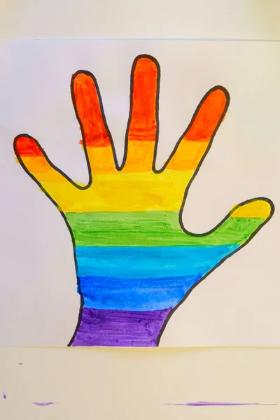 Gezeichnete Hand Auf Papier Ist Mit Aquarellen Allen Regenbogenfarben Bemalt — Stockfoto