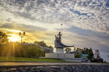 Petrozavodsk şehrinde gün batımında şehir seti üzerindeki teknede mızrakçının antik stilize edilmiş heykeli.