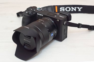 Modern profesyonel küçük boyutlu aynasız kamera keskin zoom mercekli.